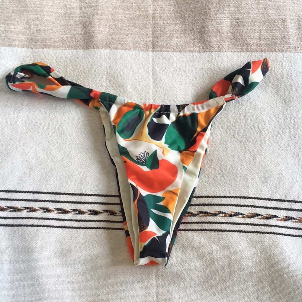 Gorgeous print Mahal bikini set - both small - Picture 6 of 9